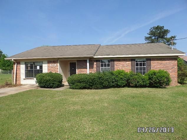 Meadows Dr, Atmore, AL 36502