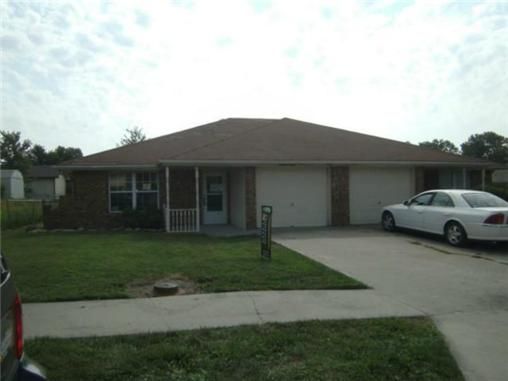 305 N Austin St Apt B, Oak Grove, MO 64075