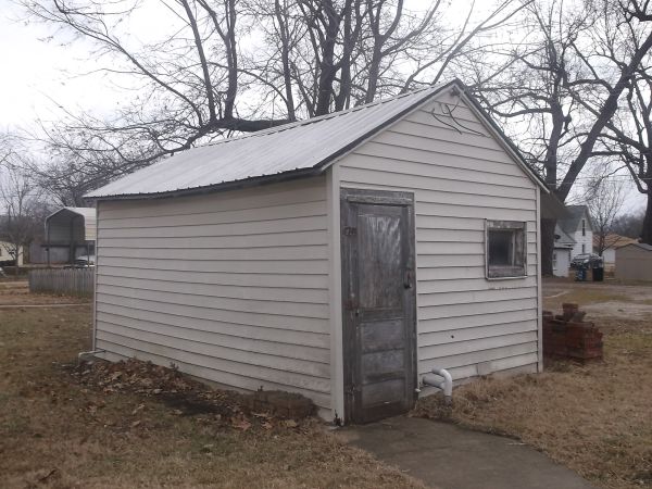 220 E 2nd Ave, Garnett, KS 66032