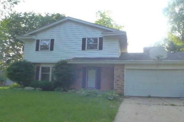 1516 Woodridge Rd, West Bend, WI 53095