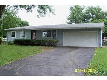 Glenoak Dr, Maryland Heights, MO 63043