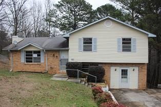 1009 Keith Dr, Weaver, AL 36277