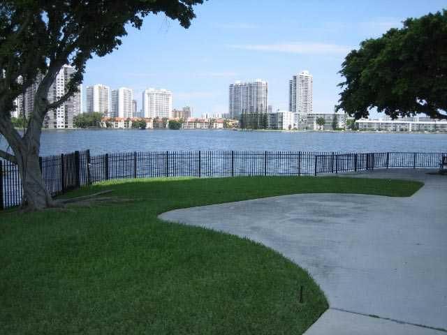 2750 183 St T-2101, North Miami Beach, FL 33160