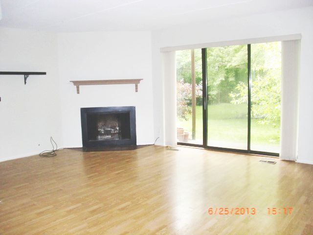 443 Elm St Apt 3f, Deerfield, IL 60015