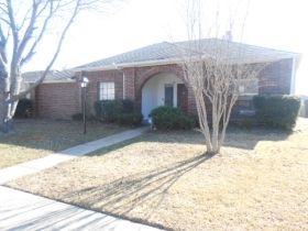 4910 Crestpoint Ln, Garland, TX 75043