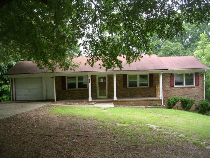 408 Pinewood Dr, Madison, NC 27025