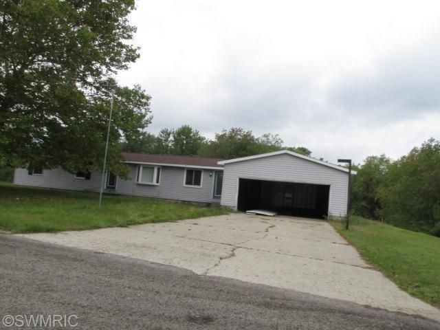 2248 Pondbrook Dr, Hillsdale, MI 49242