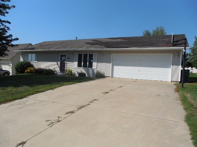 613 9th St SE, Orange City, IA 51041