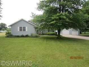 347 8th St, Plainwell, MI 49080