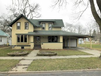 607 N Illinois St, Charles City, IA 50616