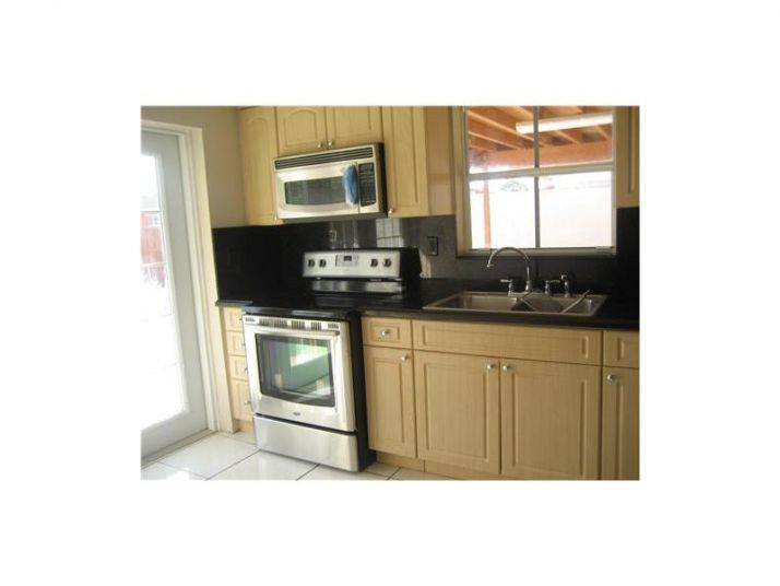 580 W 41 PL, Hialeah, FL 33012