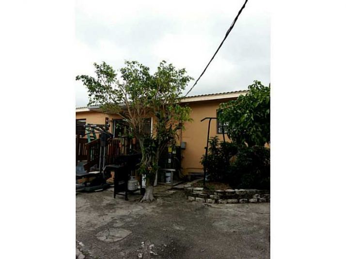 1145 W 69 PL, Hialeah, FL 33014