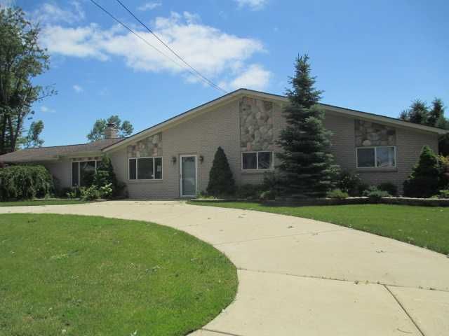 39920 Duluth St, Harrison Township, MI 48045