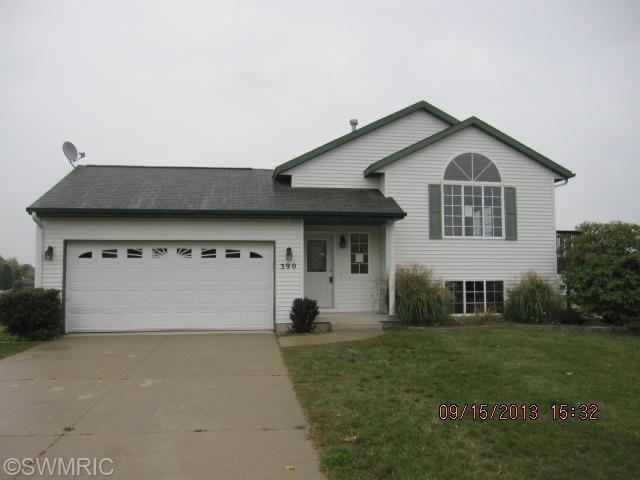 390 Pioneer Trl, Cedar Springs, MI 49319