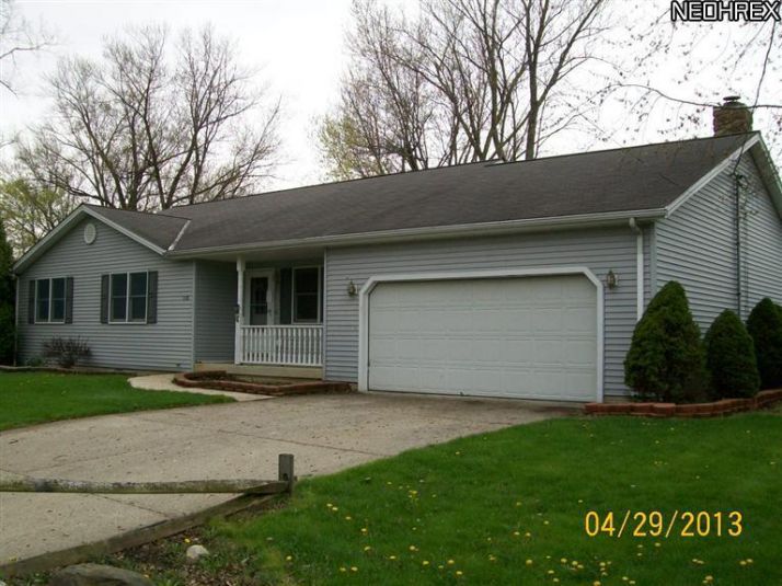 810 Community Rd, Sheffield Lake, OH 44054