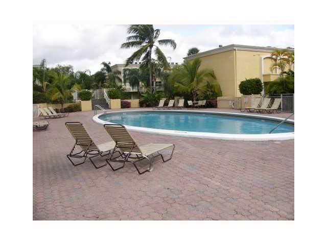 17901 NW 68 AV # R203, Hialeah, FL 33015