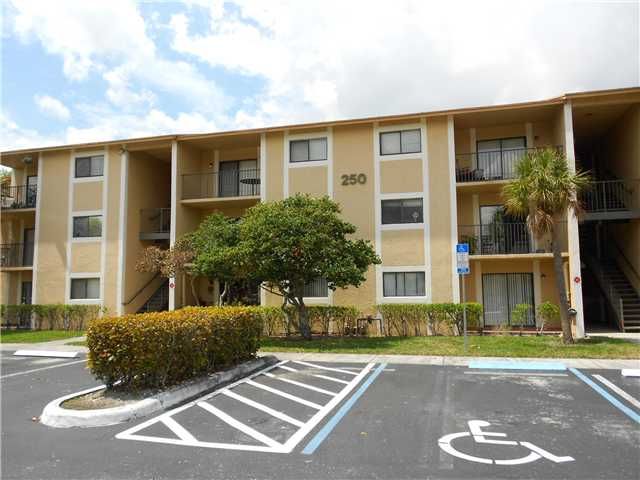 250 Palm Cir W Apt 303, Hollywood, FL 33025