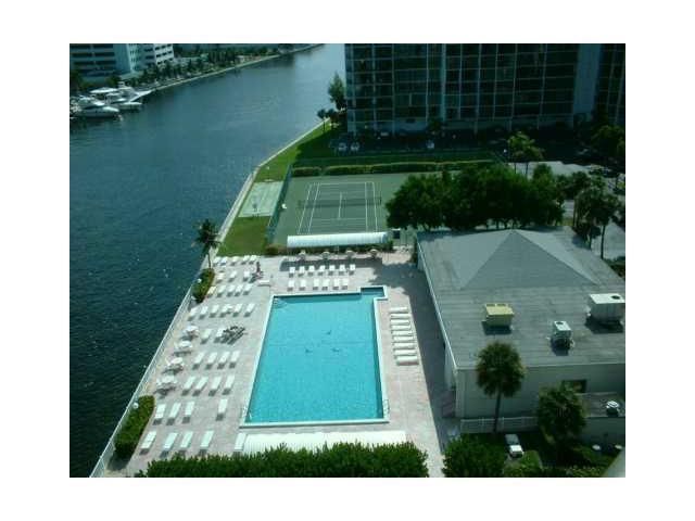 600 PARKVIEW DR # 402, Hallandale, FL 33009