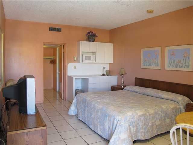 26 DIPLOMAT PW # 2303, Hallandale, FL 33009