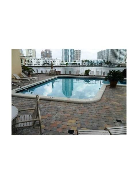 121 GOLDEN ISLES DR # 904, Hallandale, FL 33009