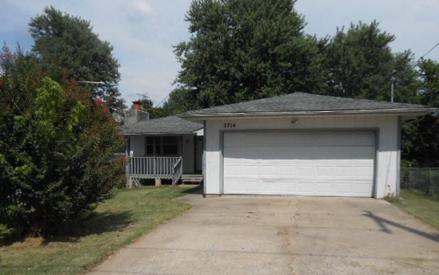 2714 N Howard Ave, Springfield, MO 65803