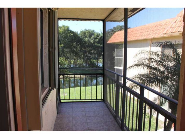 389 LAKEVIEW DR # 202, Fort Lauderdale, FL 33326