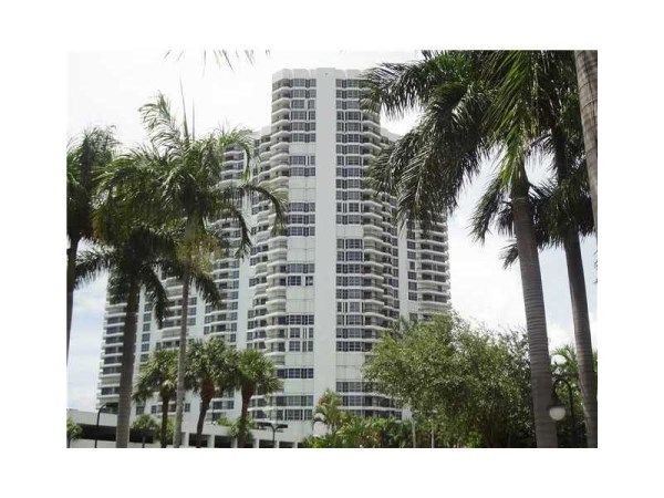 3500 Mystic Pointe DR # 406, Miami, FL 33180