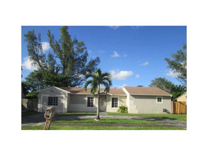 5751 NW 201 LN, Hialeah, FL 33015