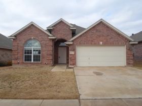 8213 Fall Crest Dr, Hurst, TX 76053