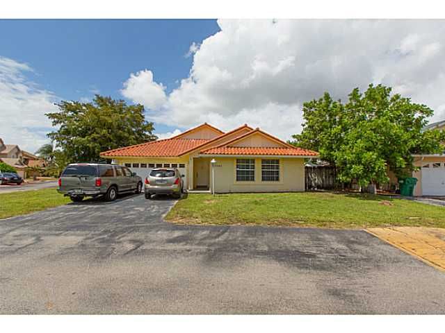 7757 NW 189 ST, Hialeah, FL 33015