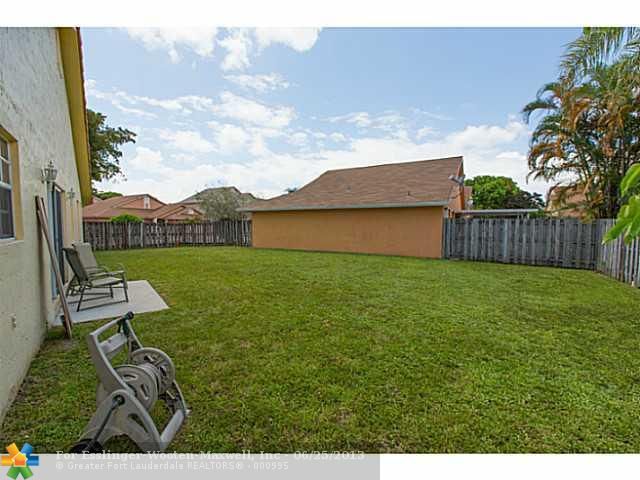 18649 NW 77TH PL, Hialeah, FL 33015