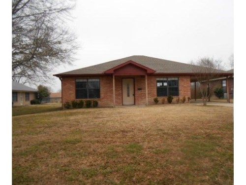 703 E James St, Wills Point, TX 75169