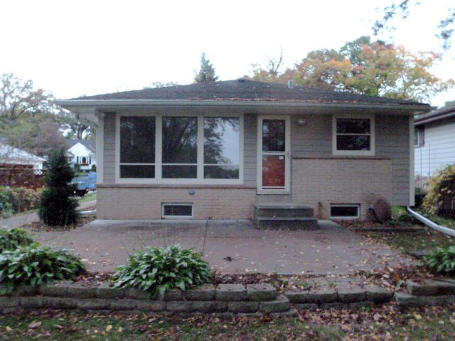 W181 S6597 Muskego Dr, Muskego, WI 53150