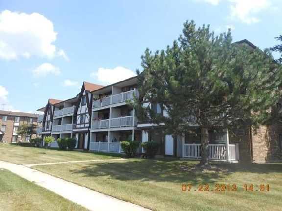 239 Gregory St Apt 13, Aurora, IL 60504