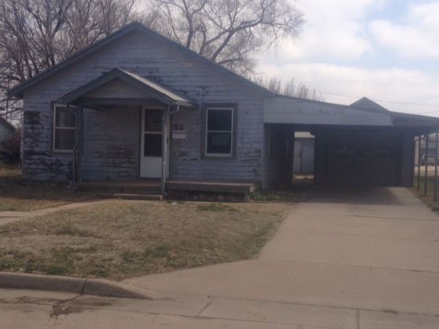 51 S Elm St, Russell, KS 67665