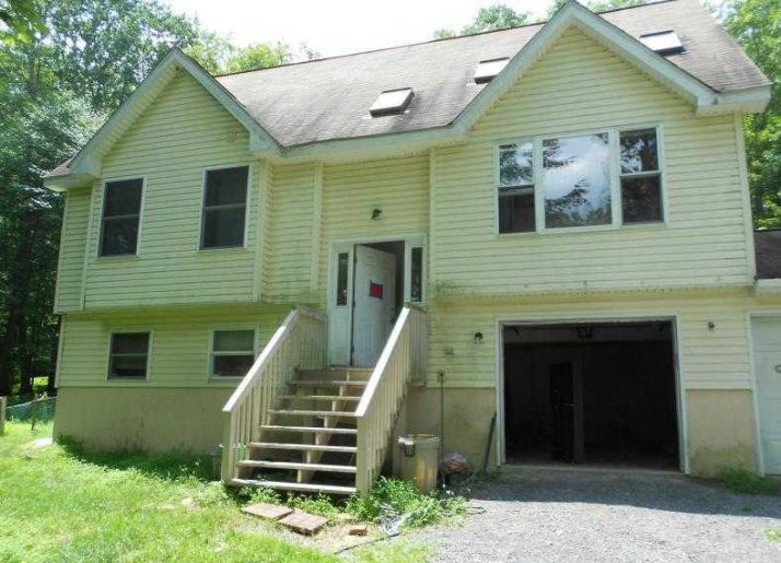 30 M Lake Ln, Tannersville, PA 18372