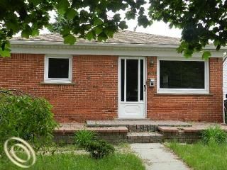 4137 Brouseville Ave, Lincoln Park, MI 48146