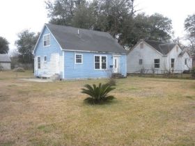 13 4th Ave N, Texas City, TX 77590