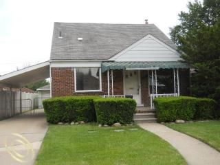 863 Mayflower Ave, Lincoln Park, MI 48146