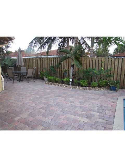 9122 NW 193 ST, Hialeah, FL 33018