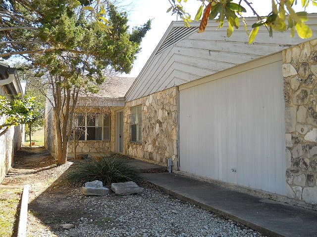 Englewood Dr, Kerrville, TX 78028