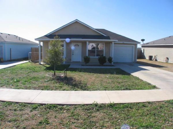 605 Roosevelt Dr, Seguin, TX 78155