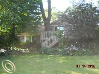 7783 Barnsbury Dr, West Bloomfield, MI 48324