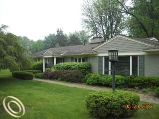 566 Yorkton Ln, Bloomfield Hills, MI 48304