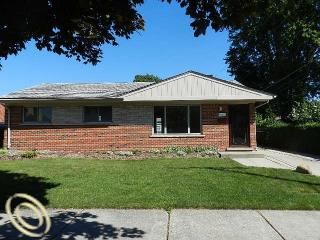 32450 Steinhauer St, Westland, MI 48186