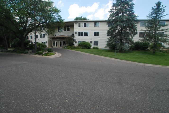 10311 Cedar Lake Rd #101, Hopkins, MN 55305