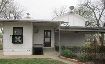 712 15th St, Hondo, TX 78861