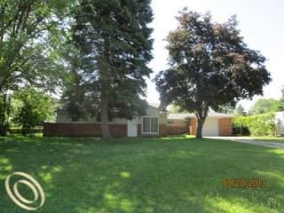 5801 Cambrook Ln, Waterford, MI 48329