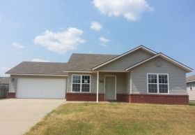 706 Charlotte St SW, Gravette, AR 72736