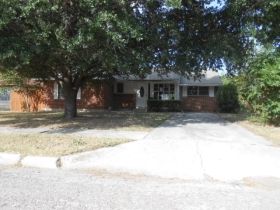 401 Meadow Dr, Gainesville, TX 76240